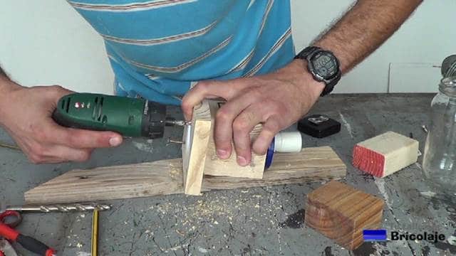 atornillando la base al trozo de madera