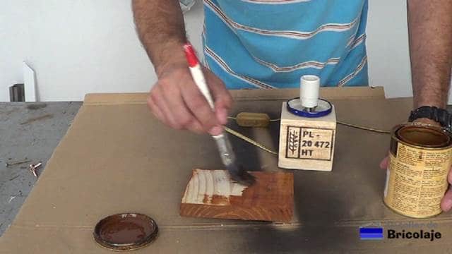 pintando la madera de la lámpara