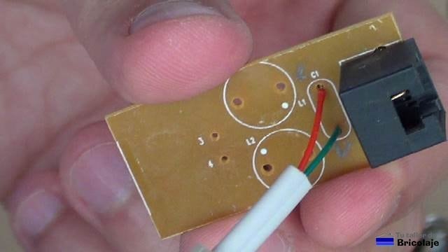soldando el cable de teléfono con punta macho a la placa limpia de componentes del microfiltro