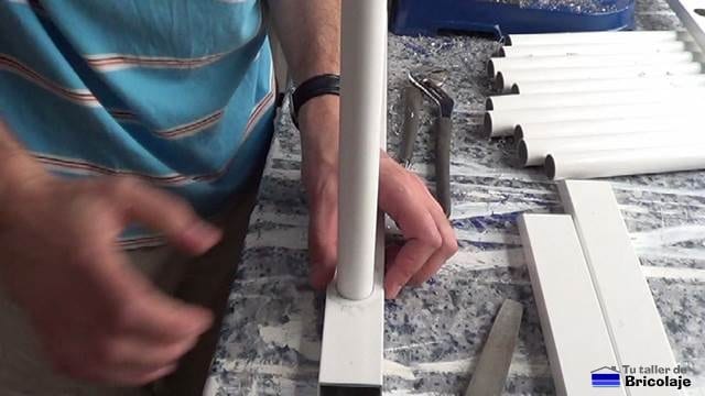 colocando el tubo en el cuadradillo para formar la reja
