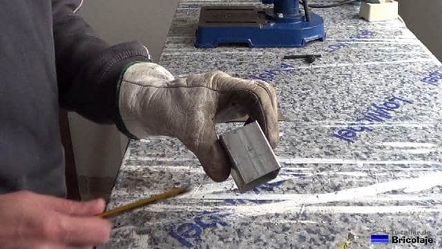 marcando el lugar donde perforar el cuadradillo de 40