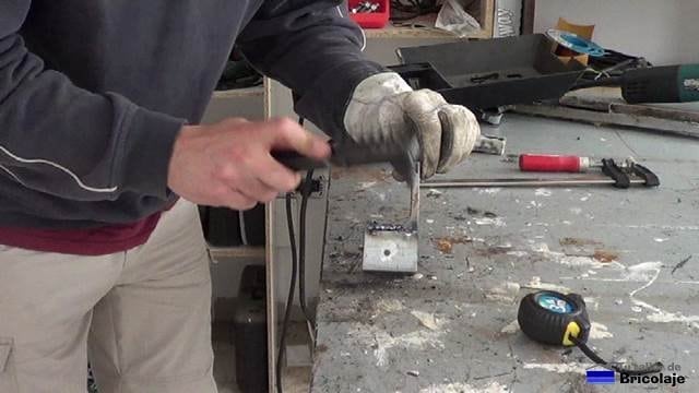 retirando la escoria de la soldadura