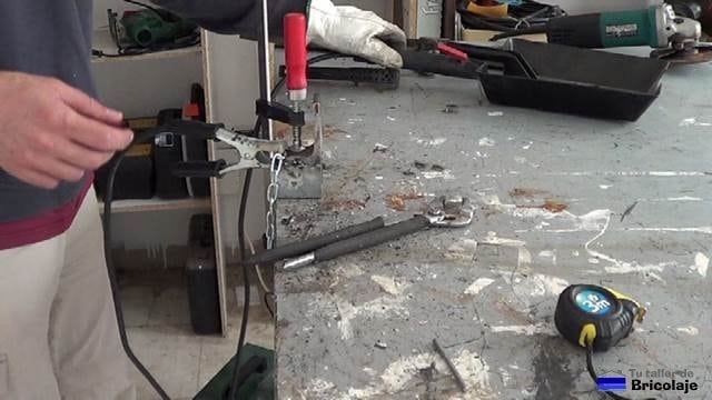 soldando un trozo de cadena