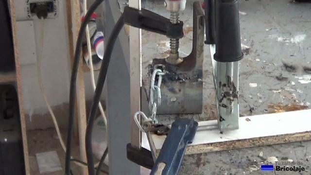 soldando un trozo de hierro en la cadena