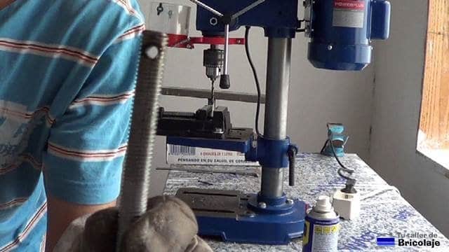 agujero realizado en la varilla roscada de 12