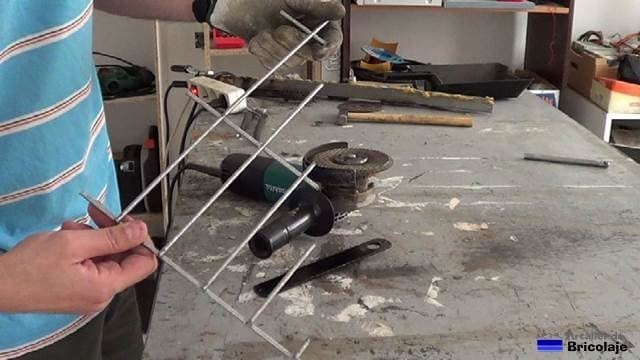 trozo de mallazo donde obtener material para realizar el sargento de hierro para madera