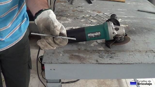 varilla obtenida de un trozo de mallazo de hierro