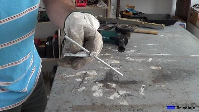 probando el agujero realizado en la varilla roscada con la varilla obtenida del trozo de mallazo