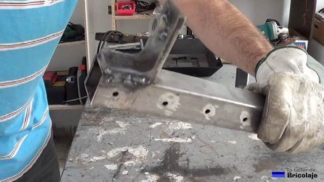 trozo de ángulo de 70 soldado sobre el cuadradillo de 35