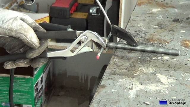 soldando las puntas de la varilla para evitar que se salgan de la varilla roscada