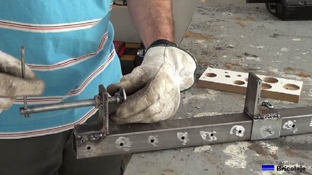 colocando la tuerca soldada con la arandela en la varilla roscada