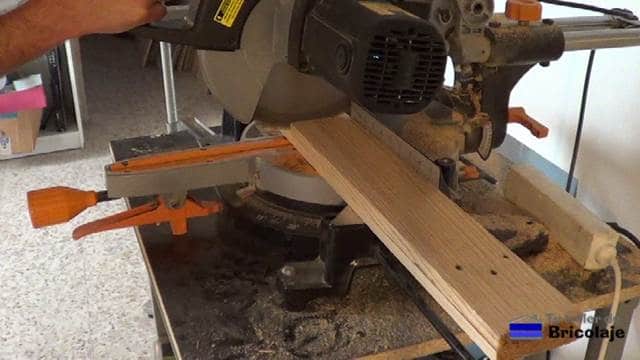 cortando con la ingletadora la madera para hacer la mesa auxiliar
