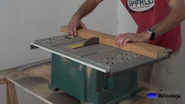 cortando las patas de la mesa centro de un trozo de madera reciclado