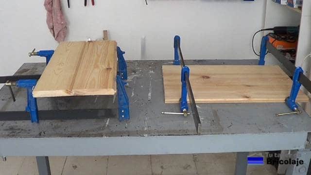 encolando la madera machimbrada para hacer la cubierta de la mesa centro