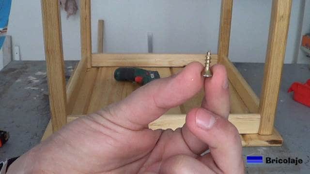 tornillo para sujetar la cubierta a la alcayata