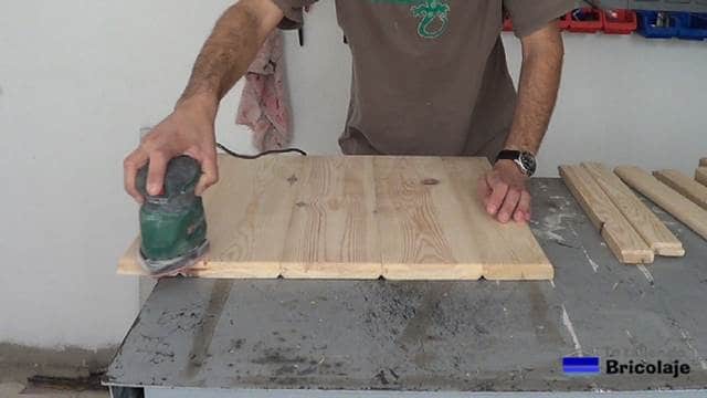 lijando la madera con lijadora eléctrica