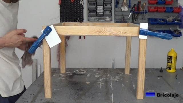 dejando secar la cola para fabricar la estructura de la mesa de centro