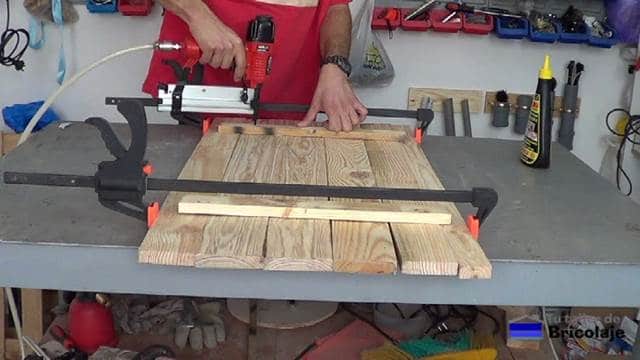 sujetando los listones de madera para hacer la cubierta