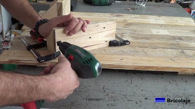 perforando para hacer las baldas para el organizador de pared