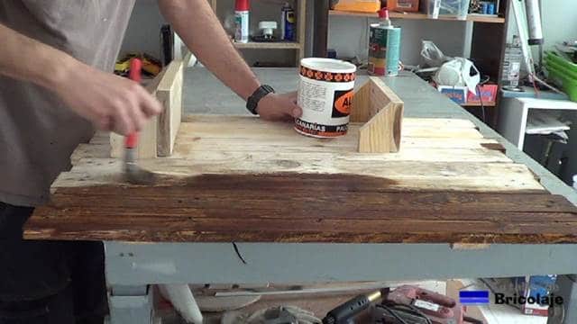 aplicando el tinte a la madera del organizador de pared
