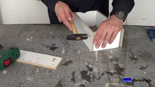 uniendo las maderas mediante tachas o tornillos