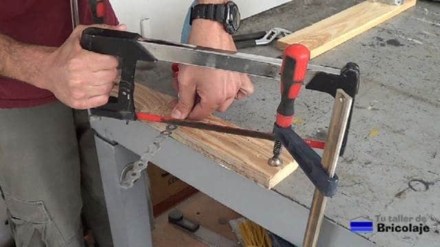 cortando la cinta metálica perforada con la sierra