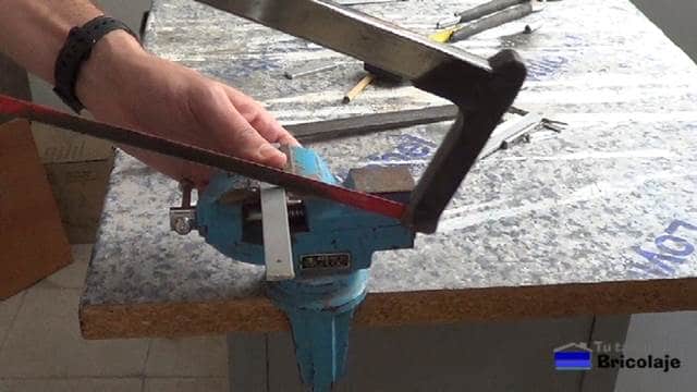 cortando un trozo de 55 mm de la pletina de aluminio