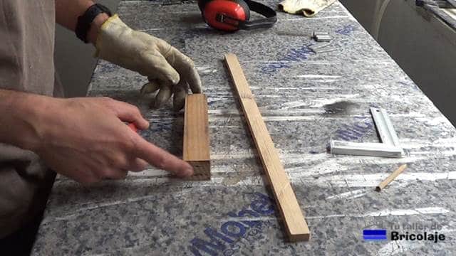 listones de madera necesarios para la fabricación de la guía para unir madera mediante tarugos o espigas