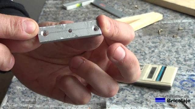 pletina de aluminio de 55 mm de largo preparado para colocarlo en la base de la guía para unir madera mediante tarugos o espigas