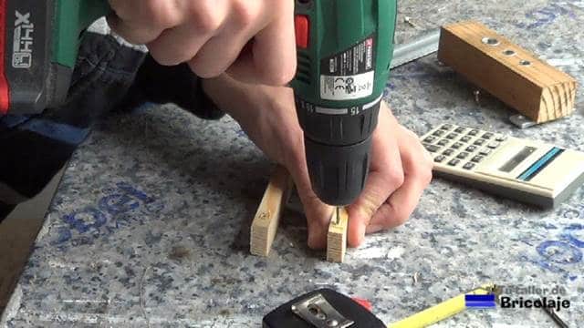 perforando con broca de madera la marca donde sujetarlos a la pletina