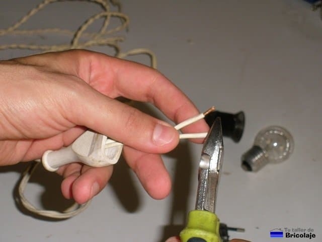 pelando cable para posterior conexiones