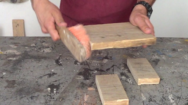 limpiando la madera después de lijarla