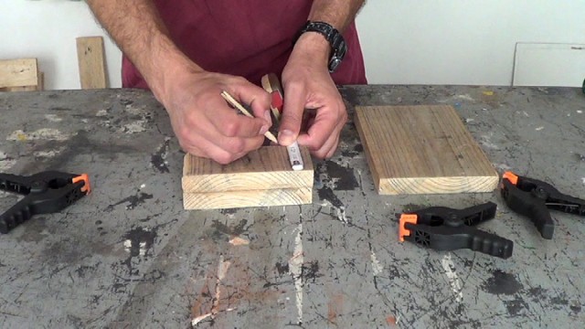 marcando el lugar donde perforar la madera para colocar los cancamos abiertos