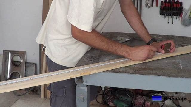 marcando las medidas en la madera para cortarla