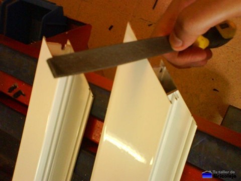 limando las asperezas que se forman al cortar el aluminio con la tronzadora