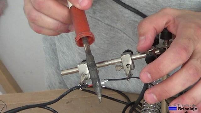 calentando el termoretractil para ajustalo al cable