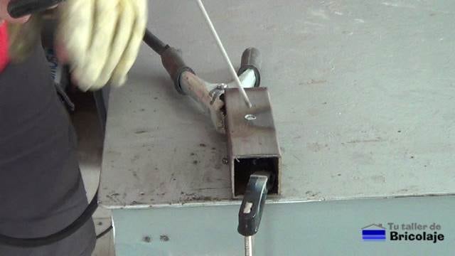 soldadura de arco para tapar un agujero en hierro o metal