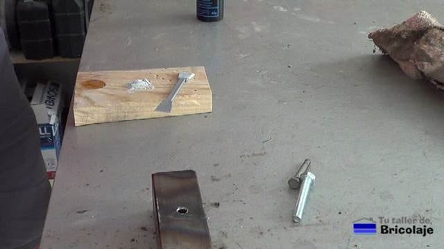 preparando la soldadura en frío para tapar o rellenar un agujero en hierro o metal