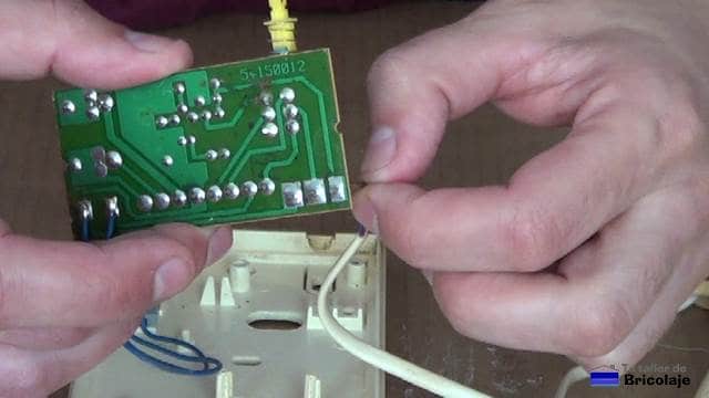 un conector está suelto en la placa electrónica que controla el telefonillo