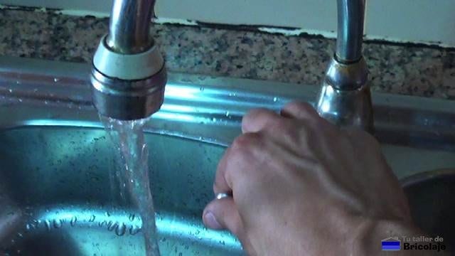 cómo reparar un grifo de cocina que pierde agua