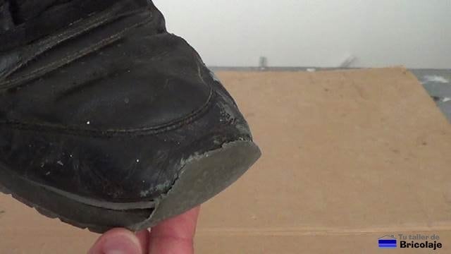 cómo reparar la puntera de unas zapatillas deportivas