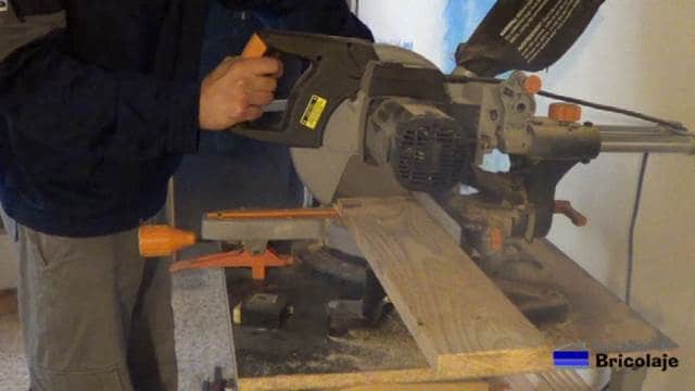 cortando la madera de palets