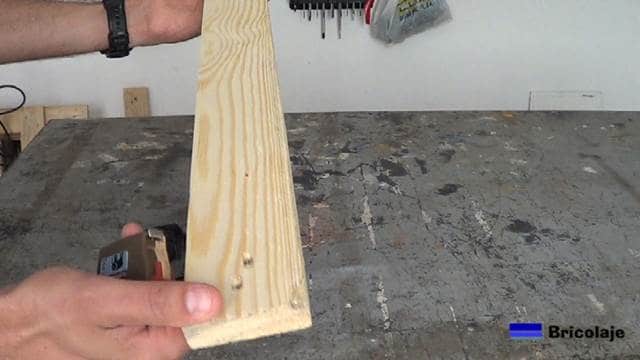 usaremos madera de palet para realizar el soporte para el smartphone
