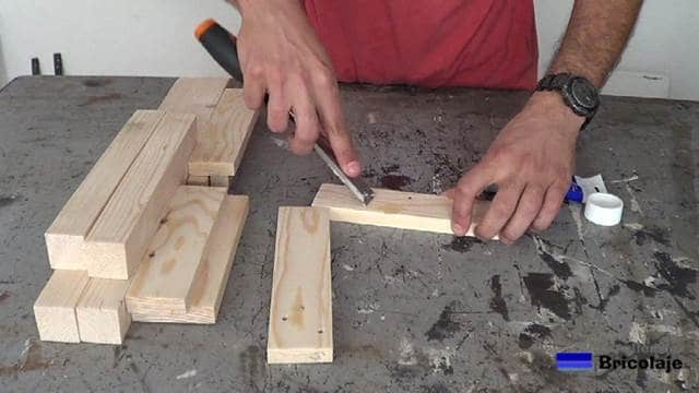 tapando los agujeros en la madera con masilla