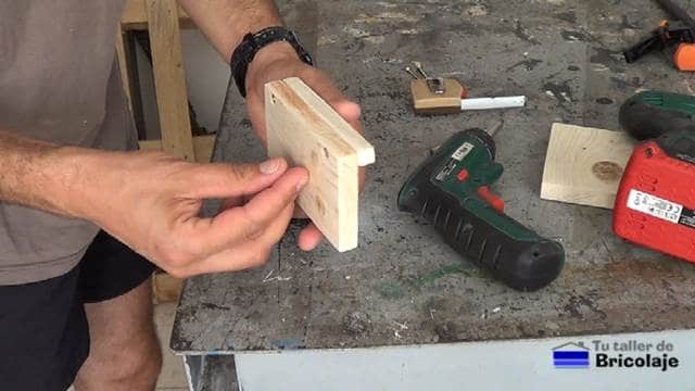 sujetando las distintas piezas que forman el soporte de la tableta o tablet con tornillos