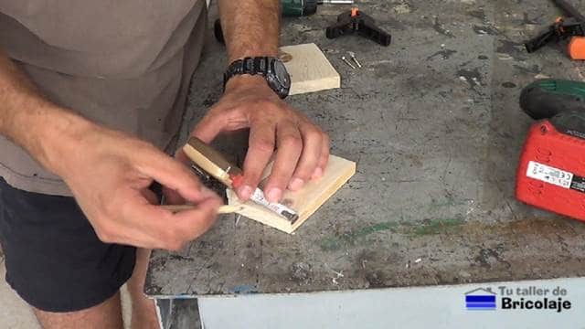 marcando para colocar las piezas que formarán el soporte para tableta o tablet