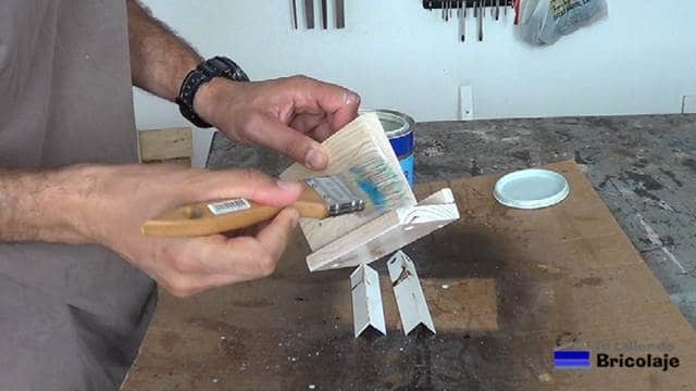 aplicando tapaporos al soporte de madera para tableta o tablet