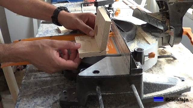 presentando las piezas que formarán el soporte para la tableta o tablet