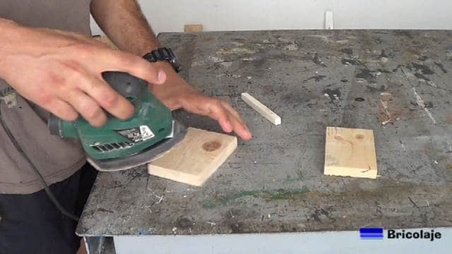 lijando las piezas que formarán el soporte para la tableta o tablet