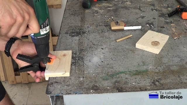 perforando con broca avellanadora para insertar los tornillos